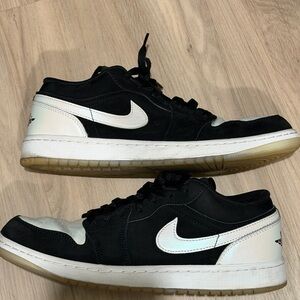 Nike Men's Black and White Low-Top Sneakers